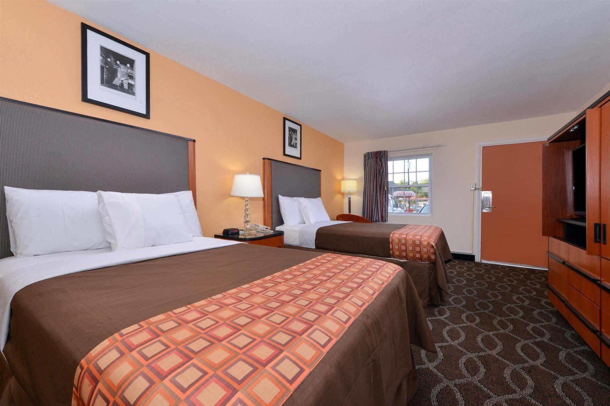 Media Inn & Suites Luaran gambar
