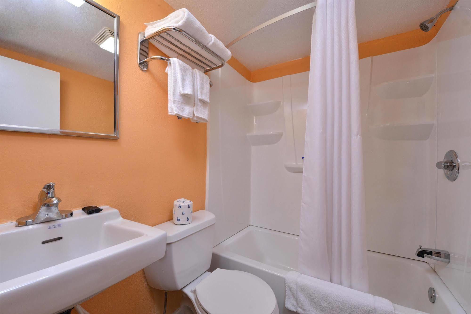 Media Inn & Suites Luaran gambar